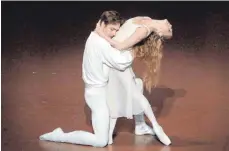  ?? FOTO: STUTTGARTE­R BALLETT ?? Ein Traumpaar: Alicia Amatriain und Friedemann Vogel in Crankos berühmter „Romeo-und Julia“-Choreograf­ie.