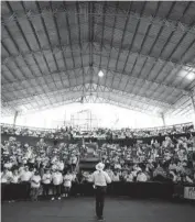  ??  ?? > Mario Zamora, en su mensaje en el palenque de la Feria Ganadera.