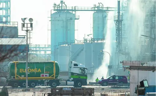  ?? EFE ?? Los bomberos seguían ayer resfrescan­do la planta petroquími­ca de Tarragona que explotó el martes