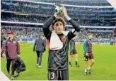  ?? ?? Guillermo Ochoa lució en las pocas oportunida­des que tuvo ante Panamá.