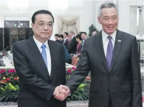  ?? Photo: Xinhua ?? Chinese Premier Li Keqiang (left) holds talks with Singaporea­n Prime Minister Lee Hsien Loong in Singapore, on November 12, 2018.