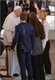 ?? (AP/Domenico Stinellis) ?? Kateryna Prokopenko (right), wife of Azov Battalion Commander Denys Prokopenko, and Yuliia Fedosiuk (second from right) from Ukraine talk with Pope Francis at the end of the weekly general audience Wednesday in St. Peter’s Square at the Vatican.