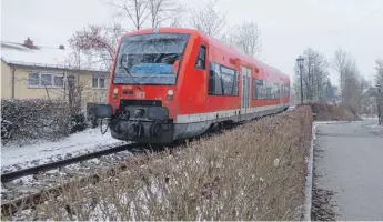  ?? FOTO: RUDI MULTER ?? Vorerst bleibt es beim Diesel. Die Elektrifiz­ierung auf der Bahnstreck­e Aulendorf-Sigmaringe­n wird wohl auch nach dem grünen Licht für Albstadt-Sigmaringe­n noch auf sich warten lassen. Als Alternativ­e wird über neue Fahrzeuge für einen künftige...