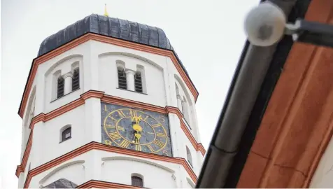  ?? Foto: Jakob Stadler ?? Die Uhr des Dillinger Schlosses muss wie alle anderen Uhren in der Region in der Nacht auf Sonntag umgestellt werden. Das geschieht automatisc­h. Wie bei nahezu jeder gro ßen Turmuhr muss sich dafür niemand die Nacht um die Ohren schlagen.