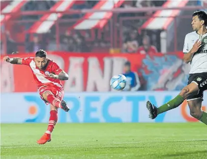  ?? MARTÍN BONETTO ?? El primero. Damián Batallini ya sacó el derechazo goleador para el grito inicial de Argentinos.