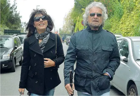  ??  ?? Genitori Beppe Grillo, 72 anni, fondatore del M5S, con la seconda moglie Parvin Tadjik, 63 anni, di origini iraniane, da cui ha avuto il figlio Ciro