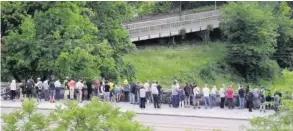  ?? 20M ?? Hunderte Schaulusti­ge haben sich gestern an der Sihl versammelt. Sehen Sie auf 20minuten.ch das Hochwasser im Zeitraffer.