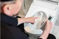  ?? Foto: djd/Toto/Gordon Koelmel ?? Selbst in Mietwohnun­gen lässt sich ein Dusch-WC installier­en und das Badezimmer auf diese Weise für die Anforderun­gen im Alter vorbereite­n.