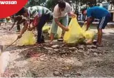  ??  ?? WARGA asing sekitar Indah Point membersihk­an kawasan kediaman daripada sampah yang dibuang dari rumah kedai, semalam.