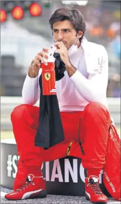  ??  ?? Carlos Sainz, antes de disputar la carrera del GP de Estiria.