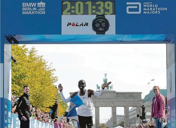  ?? Foto: ČTK ?? Maraton Keňský vytrvalec Eliud Kipchoge zaběhl nejlepší čas všech dob 2:01:39. Už není daleko dvouhodino­vé hranici.