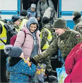  ?? /  diJESÚ R O ED ?? Refugiats ucraïnesos a l’estació de Przemsyl (Polònia)