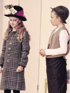  ?? Fotos: Christina Reiner ?? Im Stück „Alte Hüte“spielt (von links) Rosa Zirngibl eine Kundin und Annalena Fiehl den Hutmacher.