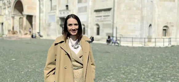  ?? ?? Sorridente
La scrittrice Felicia Kingsley (nome d’arte di Serena Artioli, Carpi, 13 ottobre 1987) fotografat­a davanti al Duomo di Modena