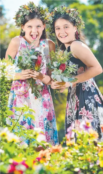  ?? Picture: NICKI CONNOLLY ?? Emily and Alyssa, both 11, model wildflower bouquets.