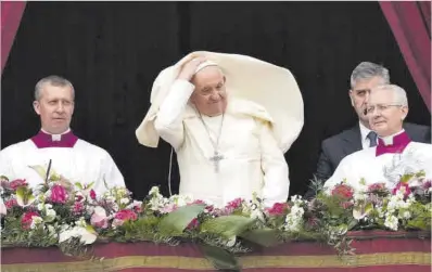  ?? Andrew Medichini / AP ?? El Papa, ayer durante la bendición ‘Urbi et Orbi’ en la plaza de San Pedro del Vaticano.