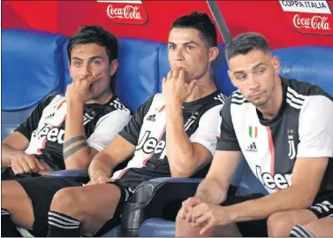  ??  ?? Cristiano, sentado junto a Dybala y De Sciglio tras la final de Coppa ante el Nápoles.