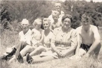  ??  ?? Jonas ‘Toffee’ Braddock (far left) with son William, wife Gladys and other relatives