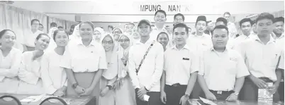  ??  ?? PELAJAR SMK Kampung Nangka Sibu tidak melepaskan peluang bergambar kenangan bersama Ismail Izzani.