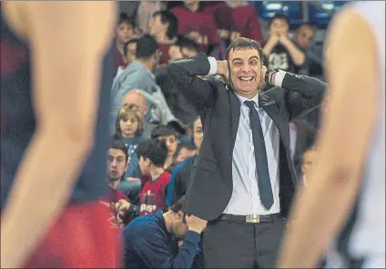  ?? FOTO: PERE PUNTÍ ?? Georgios Bartzokas gesticcula durante un partido del Barça. El entrenador griego tiene contrato hasta junio de 2019