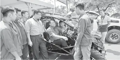  ?? — Gambar Chimon Upon ?? INOVASI: Ismail menguji teknologi yang direka pelajar TVET dan dipamerkan sempena Sesi Town Hall Pemerkasaa­n TVET Zon Sarawak di Institut Kemahiran MARA di Kuching semalam.