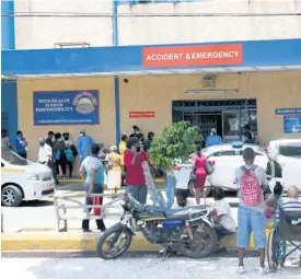  ?? GLADSTONE TAYLOR ?? The scene outside the Kingston Public Hospital’s Accident and Emergency ward yesterday as junior doctors went on strike.