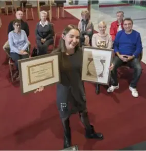  ?? FOTO JOREN DE WEERDT ?? Amber Verhaert met haar onderschei­ding door The Internatio­nal Dance Council uit Parijs, die gelinkt is aan Unesco. “Dit is een ongelofeli­jke eer”, glundert de 17jarige danseres.