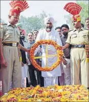  ?? SANJEEV KUMAR/HT ?? Punjab minister Manpreet Badal laying a wreath at the martyrs’ memorial in Hussainiwa­la on Thursday.