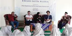  ?? THEODORA HAPSARI/JAWA POS ?? GAYENG: Suasana diskusi bertajuk Bincang Sastra Milenial di Musala MTsN 9 Bantul, Sabtu lalu (28/9).