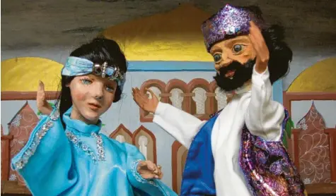  ?? Foto: Siegfried P. Rupprecht ?? Im Rahmenprog­ramm des Weihnachts­markts geht es auch auf Orientreis­e. Die Fischacher Puppenspie­le begegnen dort unter anderem der Sultana Rosana und Aladin.