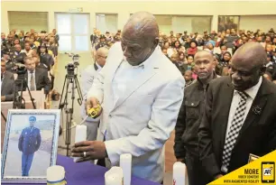  ?? PICTURE: TRACEY ADAMS/AFRICAN NEWS AGENCY (ANA) ?? NEVER FORGET: Police Minister Bheki Cele lit a candle at yesterday’s memorial service in honour of slain police officers. The service was held at the Mitchells Plain New Apostolic Church. Next to him is national police commission­er Khehla Sitole.