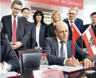 ??  ?? Gerhard Hartinger von den Geriatrisc­hen Gesundheit­szentren Graz unterzeich­nete ein Memorandum mit den chinesisch­en Partnern von der Uni Jiangsu