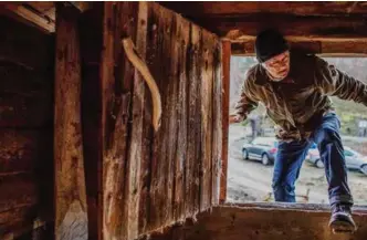  ?? FOTO: KRISTIN ELLEFSEN ?? Lokalhisto­riker Jostein Andreassen på vei inn i Ormestadbu­ret som opprinneli­g skal ha vaert våpenhuset i kapellet i Ny Hellesund.