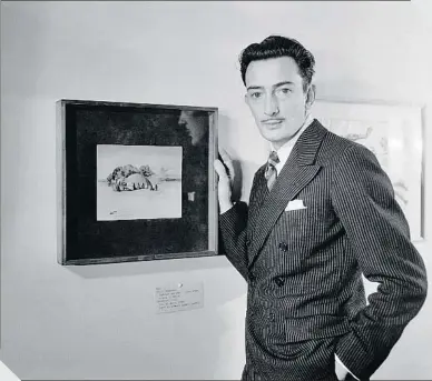  ?? BETTMANN / GETTY ?? Salvador Dalí. El artista surrealist­a muestra una de sus obras durante una exposición en el Museo de Arte Moderno(moma) de Nueva York