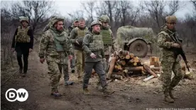  ??  ?? Le président ukrainien a revêtu son treillis militaire pour rendre visite aux soldats dans la région du Donbass