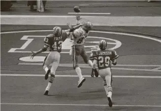  ?? Associated Press file photo ?? Golden Richards, center, played in parts of six seasons with the Cowboys, a tenure that included a 29-yard touchdown reception that helped ice Dallas’ Super Bowl XII win over the Broncos.