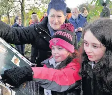  ?? 231117Coup­arAngusBur­n_04 ?? Informatio­n Anne Easson from Pride Of Place with P7 pupils Ellie Turnbull and Mia Mackenzie of Coupar Angus Primary School study the board