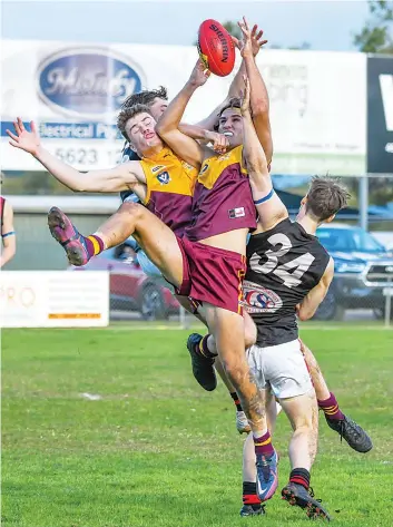  ?? Photograph­s by CRAIG JOHNSON. ?? Drouin’s Kye Quirk takes a towering mark which he kicked a goal from in the final quarter against Maffra.