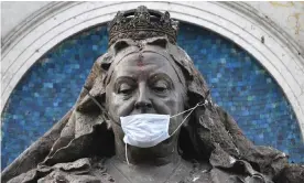  ??  ?? A statue of Queen Victoria adorned with a face mask in Manchester. Photograph: Anthony Devlin/Getty Images