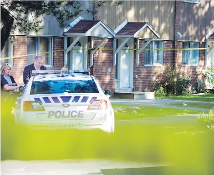  ?? ASHLEY FRASER ?? Ottawa police detectives were on the scene of the fatal shooting of Jacob Thompson, on Elmira Drive early Saturday morning.