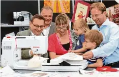  ?? Foto: Richard Lechner ?? Wie gut Ulrich Lange, Maximilian­e Böckh und Wolfgang Fackler nähen können, ist nicht bekannt. Auf jeden Fall machte ihnen der Besuch am Stand von Jochen Wolff (im Hintergrun­d) sichtlich Spaß.