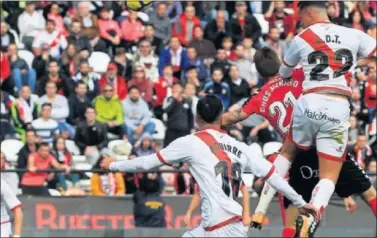  ??  ?? EL 1-1. De Tomás cabecea el centro del Chori ante Chus Herrero y Aguirre y empata para el Rayo.