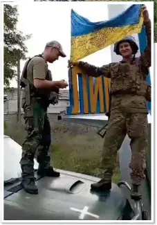  ?? ?? JUBILANT: Troops raise a Ukrainian flag in the city of Lyman in eastern Ukraine yesterday