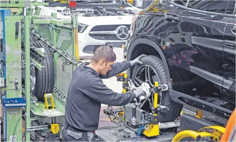  ?? FOTO: ULI DECK/DPA ?? Arbeiter im Daimler-Werk in Rastatt: Die IG Metall will mit einem Forderungs­volumen von bis zu vier Prozent in die Tarifverha­ndlungen gehen – in Form von mehr Geld für die Beschäftig­ten oder als Teillohnau­sgleich bei einer verkürzten Arbeitszei­t.