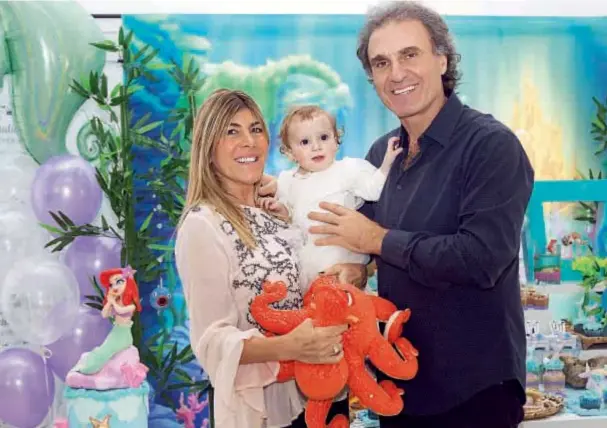  ??  ?? El unido clan celebró el aniversari­o de la más chica de la familia. La sobrina de Candela Ruggeri es muy apegada a su hermano Milo y tiene gran personalid­ad”.