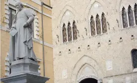  ??  ?? Banca al bivio.
La sede del Monte a Siena con in primo piano la statua di Sallustio Bandini, religioso ed economista