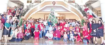  ??  ?? The court staff and family members during the Christmas celebratio­n at the foyer of the courthouse.