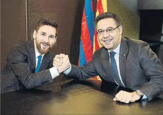  ?? FOTO: FC BARCELONA ?? Leo Messi y Josep Maria Bartomeu encajaron sus manos tras la firma de un contrato que blindará aún más al argentino con una cláusula nunca vista en el club