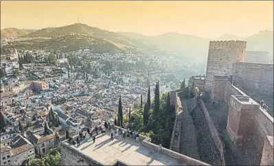  ?? LUIS DAVILLA / GETTY ?? La Alhambra, sobre la ciudad de Granada, es uno de los edificios disponible­s