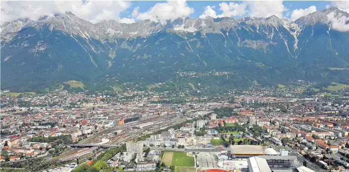  ??  ?? In Innsbruck kennt und fürchtet man den Föhn. Seit mehr als 100 Jahren wird an ihm geforscht, und noch immer ist unklar, wie er entsteht und warum er plötzlich abklingt.